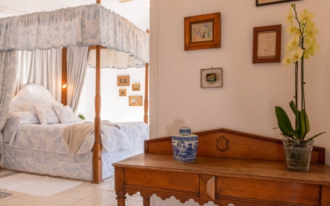 Elegante habitación con cama con dosel